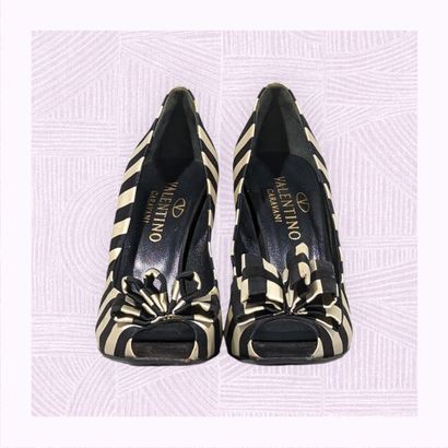 VALENTINO GARAVANI
Paire d'escarpins en soie...