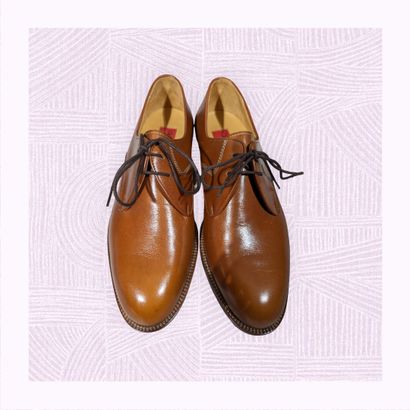 CHARLES JOURDAN
Paire de derbys en cuir fauve....
