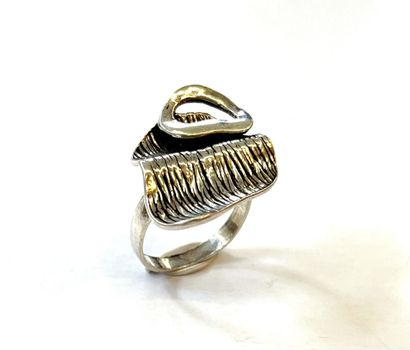 BAGUE en argent 925/°° à décor d'une feuille...