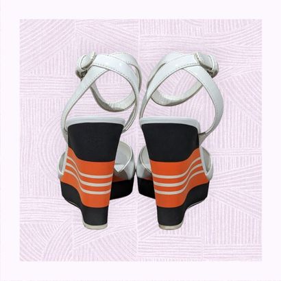 PRADA
Paire de sandales sur talon compensé...