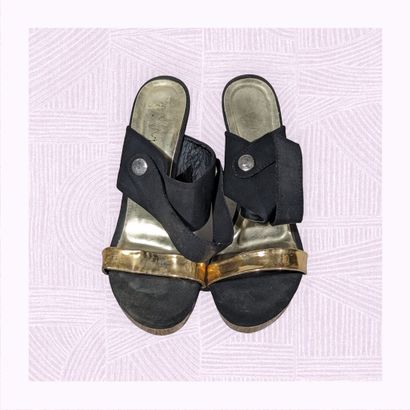 AM (?)
Paire de sandales sur talon haut compensé...