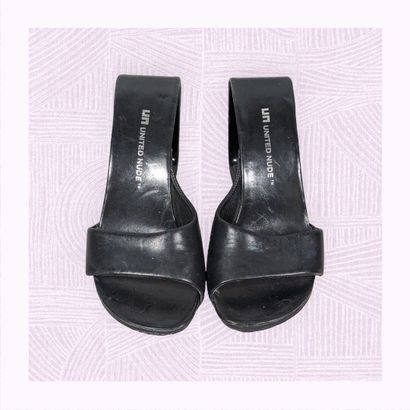 UNITED NUDE
Paire de sandales en cuir noir...
