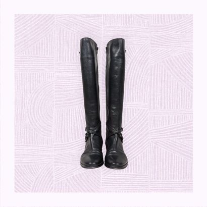 HEYRAUD
Paire de bottes en cuir noir, à décor...