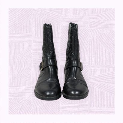HEYRAUD
Paire de bottines en cuir partiellement...