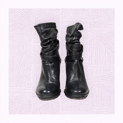 STUART WEITZMAN
Paire de bottines en cuir...