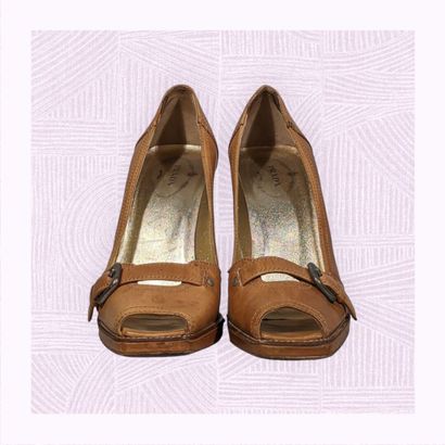 PRADA
Paire d'escarpins en cuir couleur havane,...