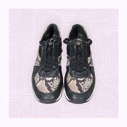 MICHAEL KORS
Paire de sneakers en cuir noir...