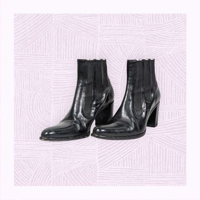 FREE LANCE
Paire de bottines en cuir noir...