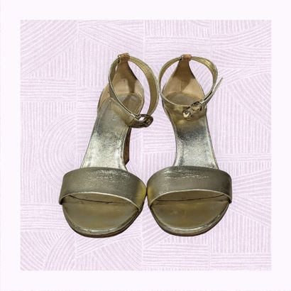 GUCCI
Paire de sandales sur talon compensé...