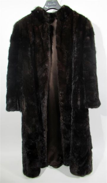 FOURRURES CHARLEY - Manteau long de femme...