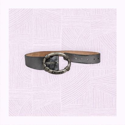 GALLIANO
Ceinture en cuir argenté avec boucle...