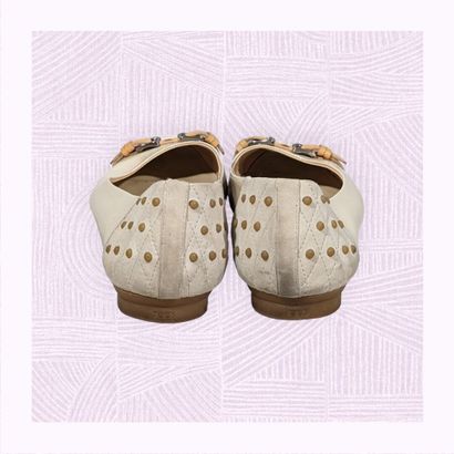 TOD'S
Paire de ballerines en cuir beige verni...