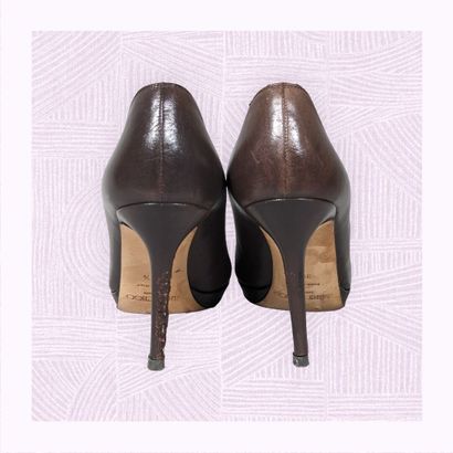 JIMMY CHOO
Paire d'escarpins en cuir marron...