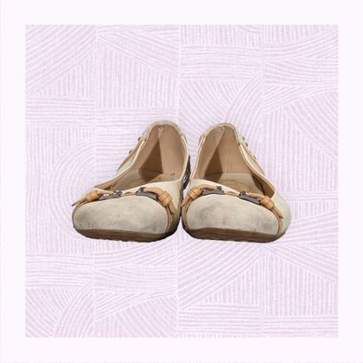 TOD'S
Paire de ballerines en cuir beige verni...