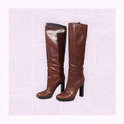 GUCCI
Paire de bottes en cuir marron sur...