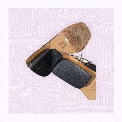 KENZO
Paire de sandales en cuir noir surpiqures...