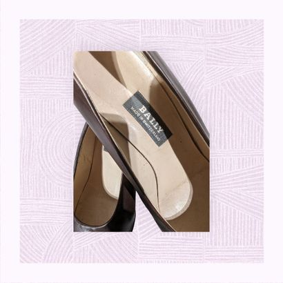 BALLY
Paire d'escarpins en cuir marron et...
