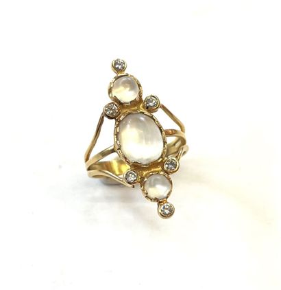 Bague en or jaune 18 K (750/oo) agrémentée...