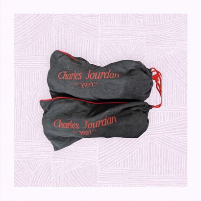 CHARLES JOURDAN
Paire de derbys en cuir fauve....