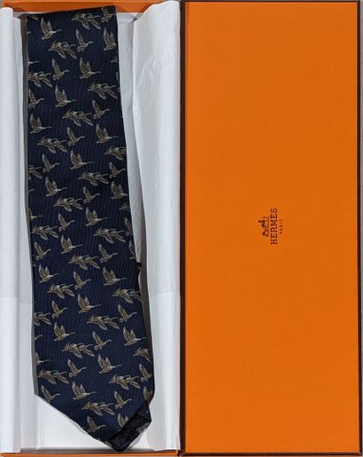HERMES
Cravate en soie à décor de canards...