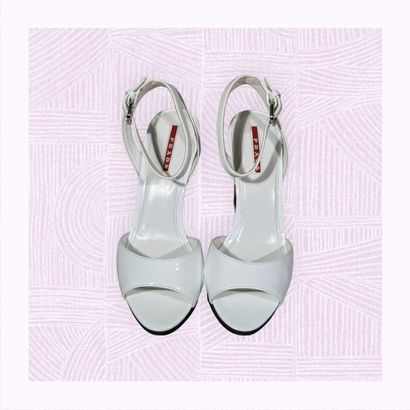 PRADA
Paire de sandales sur talon compensé...