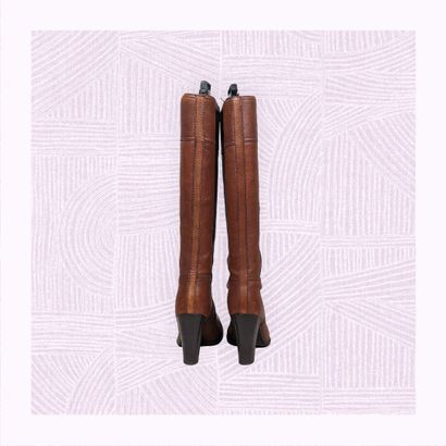 PRADA
Paire de bottes sur haut talon en cuir...