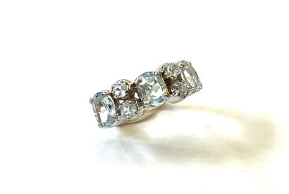 BAGUE en argent 925/°° sertie de pierres...