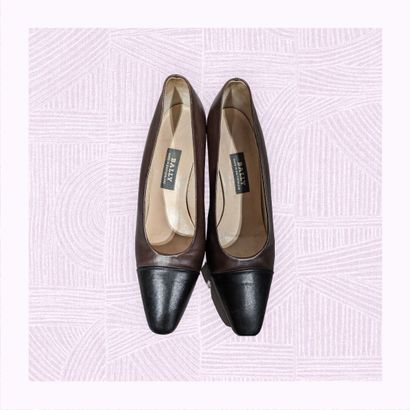 BALLY
Paire d'escarpins en cuir marron et...