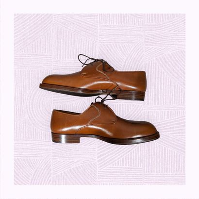 CHARLES JOURDAN
Paire de derbys en cuir fauve....
