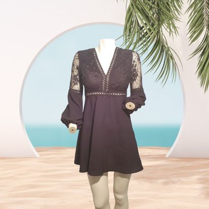 Robe noire à manches longues avec épaules...
