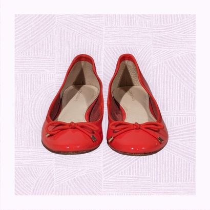 COSMOPARIS
Paire de ballerines en cuir verni...