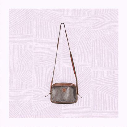 GUCCI
Sac à main bandoulière en cuir et tissu...