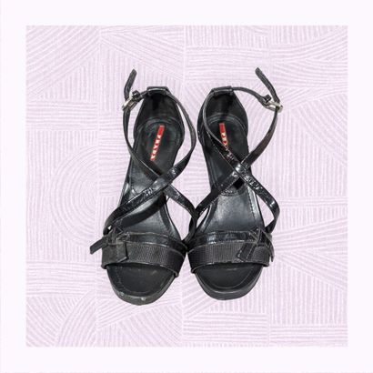 PRADA
Paire de sandales sur haut talon compensé...