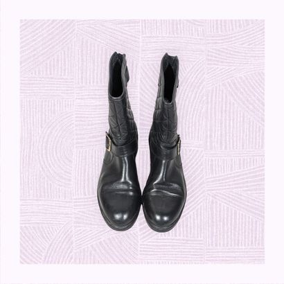 HEYRAUD
Paire de bottines en cuir partiellement...
