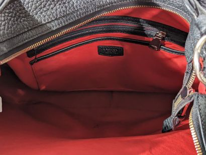 LANCEL
Sac à main porté épaule en cuir noir...
