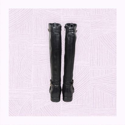 HEYRAUD
Paire de bottes en cuir noir, à décor...