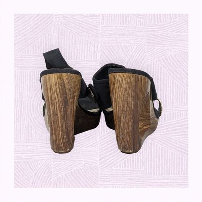 AM (?)
Paire de sandales sur talon haut compensé...