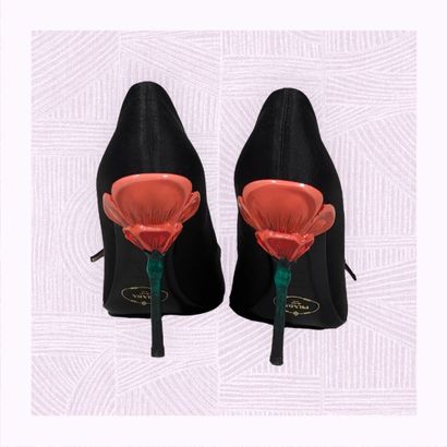 PRADA
Paire d'escarpins sur talon aiguille...