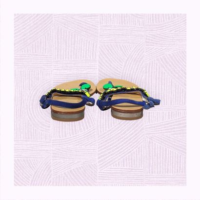 COSMOPARIS
Paire de sandalettes en cuir bleu...