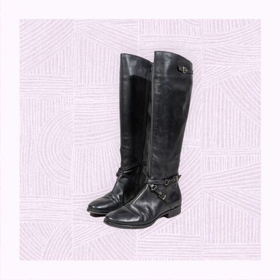HEYRAUD
Paire de bottes en cuir noir, à décor...
