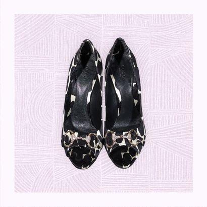 GUCCI
Paire d'escarpins sur talon aiguille...