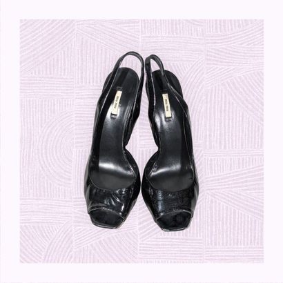 MIU MIU
Paire d'escarpins sur talon orné...