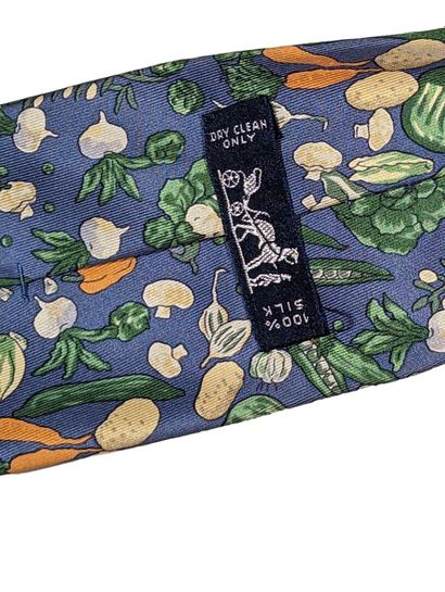 HERMES
Cravate en soie à décor de haricots,...