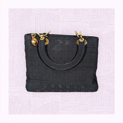 CHRISTIAN DIOR
Petit sac à main 