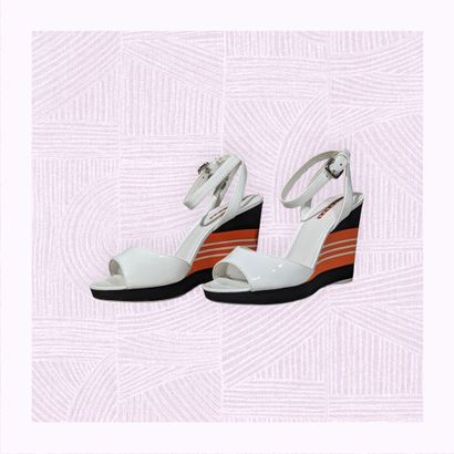 PRADA
Paire de sandales sur talon compensé...