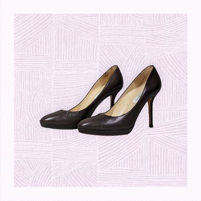 JIMMY CHOO
Paire d'escarpins en cuir marron...
