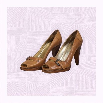 PRADA
Paire d'escarpins en cuir couleur havane,...