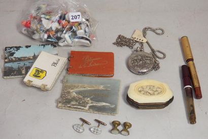 Petit porte-monnaie avec plaques d'ivoire...