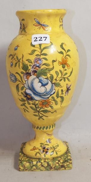 MONTPELLIER
Vase en faïence à fond jaune...