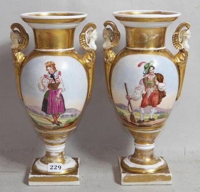 PARIS
Paire de vases en porcelaine rehaussée...